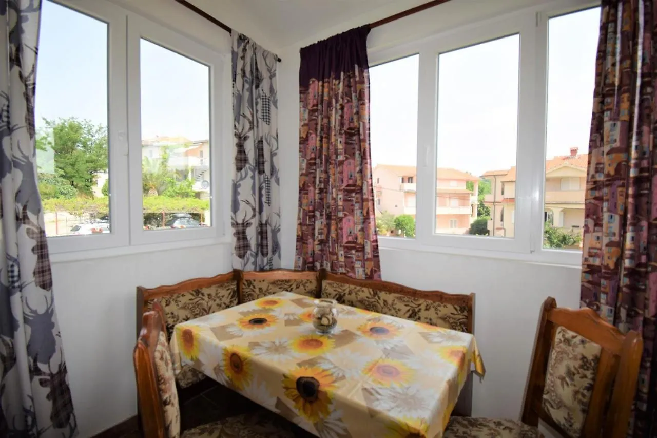 לופאר Apartments Mica קרואטיה