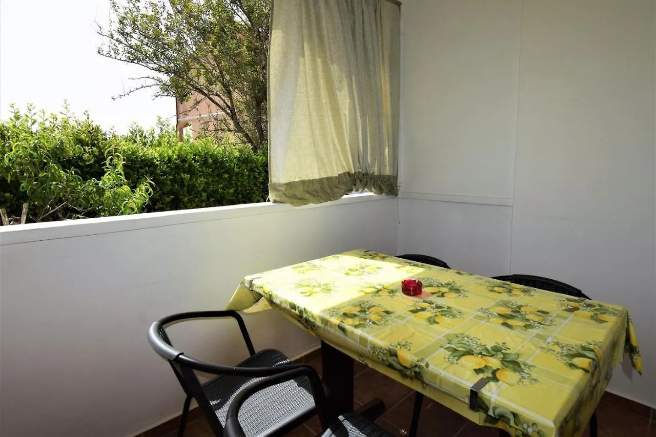 Guest house Apartments Mica Lopar